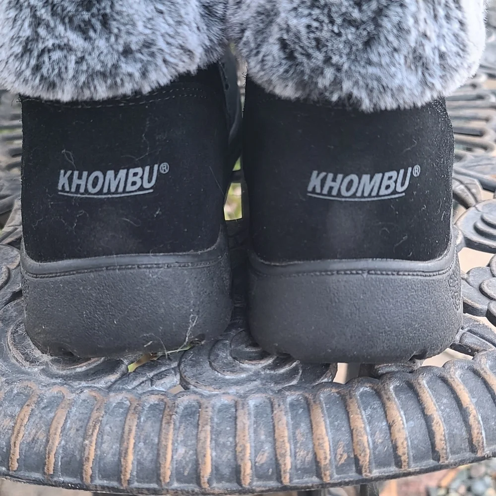 Khombu Black Boots with Gray Fur